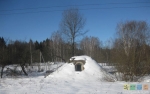 Погреб под снегом рядом с платформой