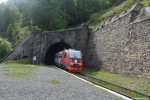 Поезд ввыезжает из тоннеля Киркирей