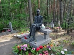 Памятник на могиле писателя