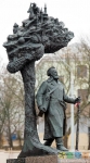 Ещё один памятник Творческому человеку Республике Беларусь. Интересна автор скульптуры один и тот же?  Тот же всадник и под белыми крыльями и кронах деревьев.