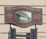 Информационная табличка на уцелевшей части моста