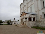 Крыльцо Успенского собора и Святые ворота изнутри