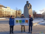 Напротив у памятника Карлу Марксу