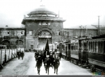 Рабочие завода отправляются на праздничную демонстрацию (1927). Современная ТТК.