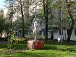Советская скульптура во дворе дома на первом шаге