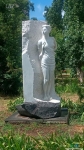 памятник З. Космодемьянской во дворе школы №130