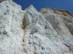 Вид на белые скалы снизу, от берега Шипунихи