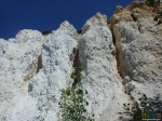 Вид на белые скалы снизу, от берега Шипунихи