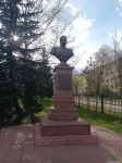 Памятник Михаилу Громову в школе по соседству с Воином-освободителем