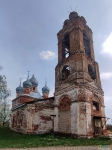 Воскресенская церковь здесь, в Горках-Чириковых, в отличии от села Андреевского, не заброшена, даже закрыта на замок.