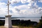 Крест на Шемякиной горе и вид на озеро