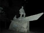 памятник Русанову на набережной
