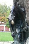 Медведь на барельефе памятника Макарову.