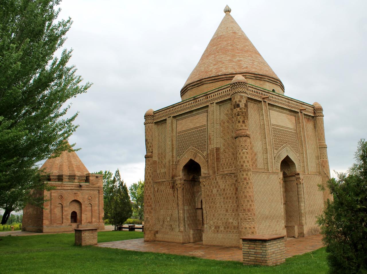 мавзолеи казахстана