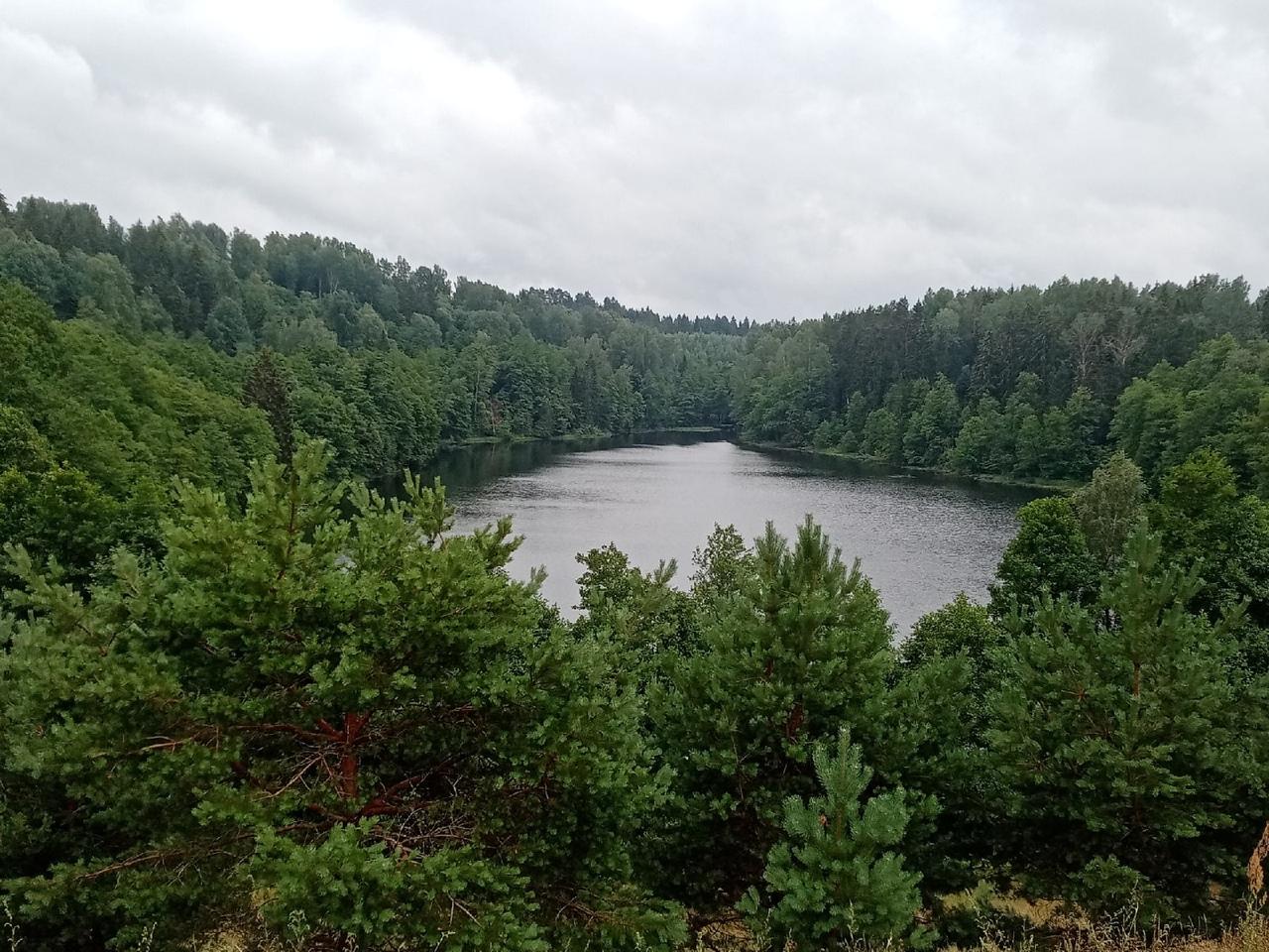 Вид на озеро с пригорка