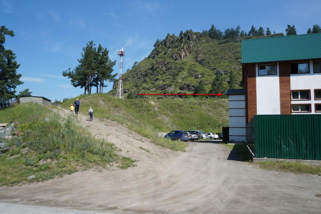 От вышки идите вправо. Там скоро начнется подъем на гору