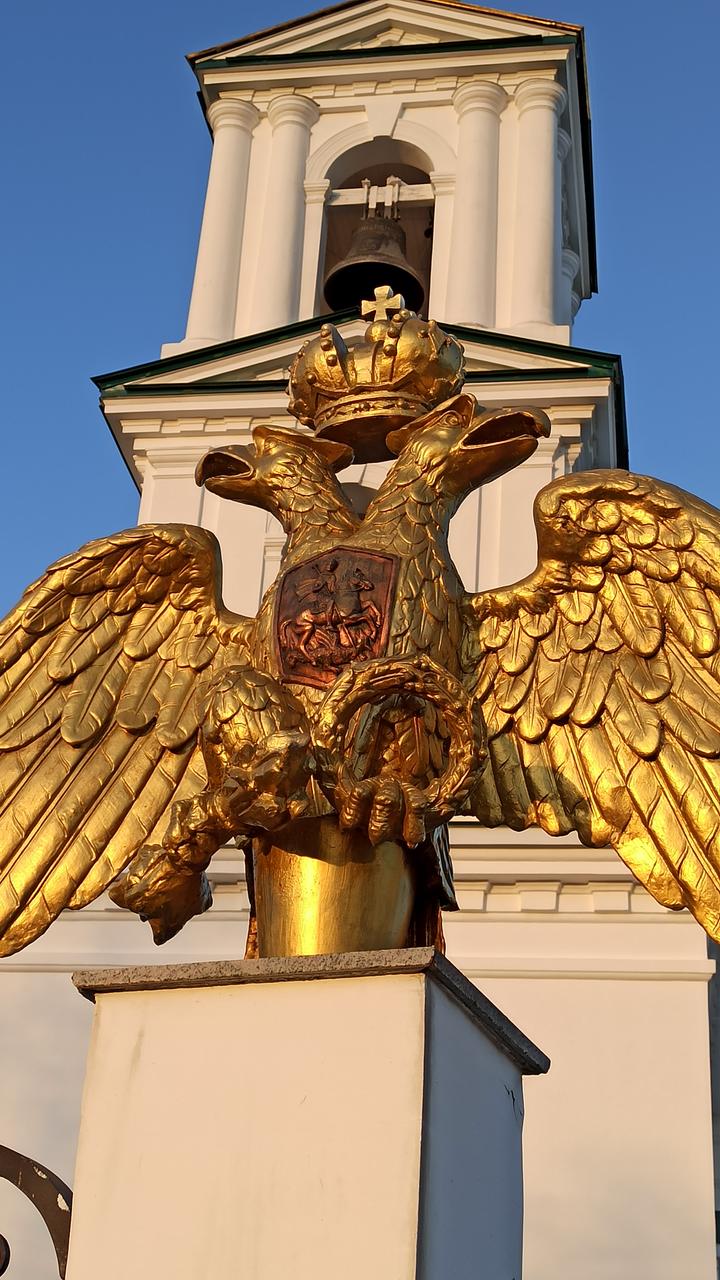 Над воротами