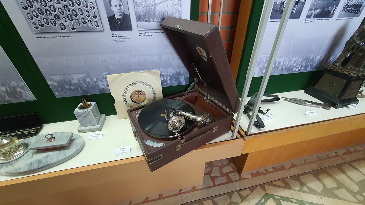 Патефон "Молот"