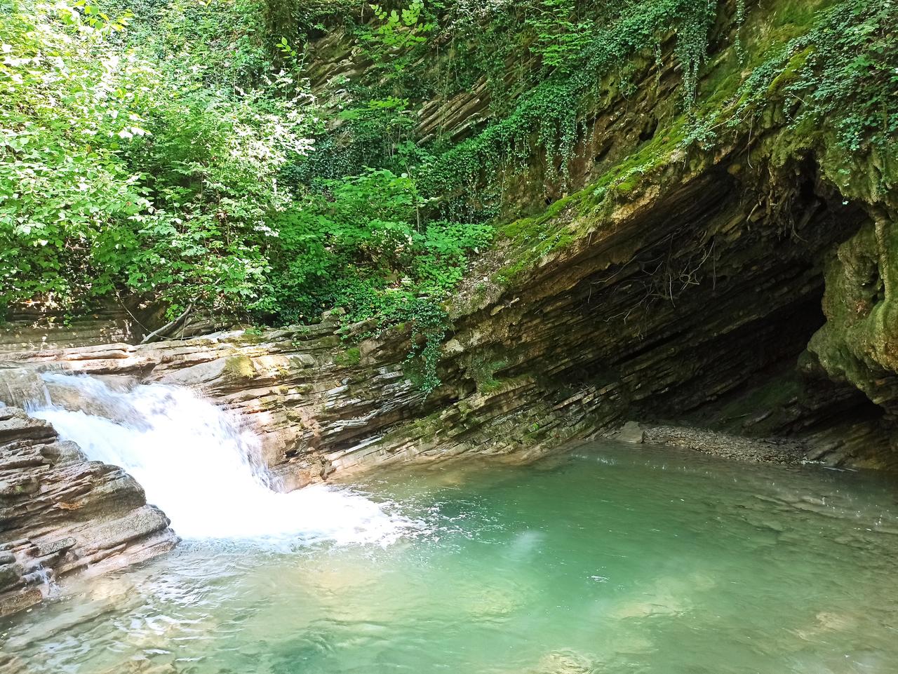 Это сам грот