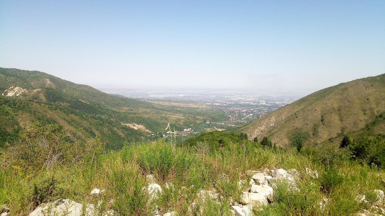 Вид на Алматы с площадки рядом с опорой ЛЭП