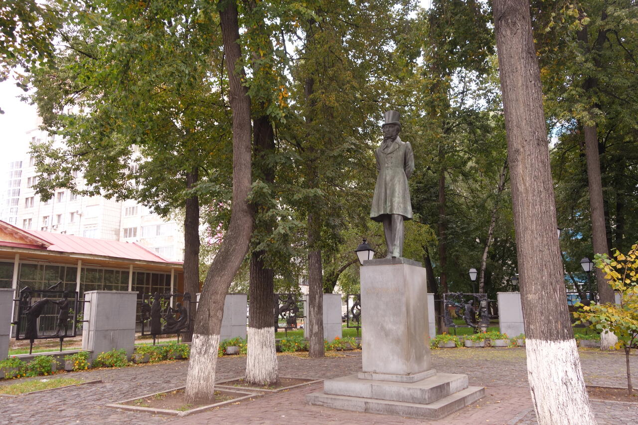 https://commons.m.wikimedia.org/wiki/File:Пермь_Памятник_А.С._Пушкину_02.jpg