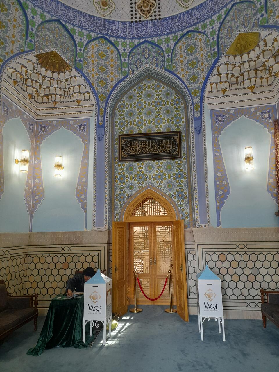 Внутри мавзолея