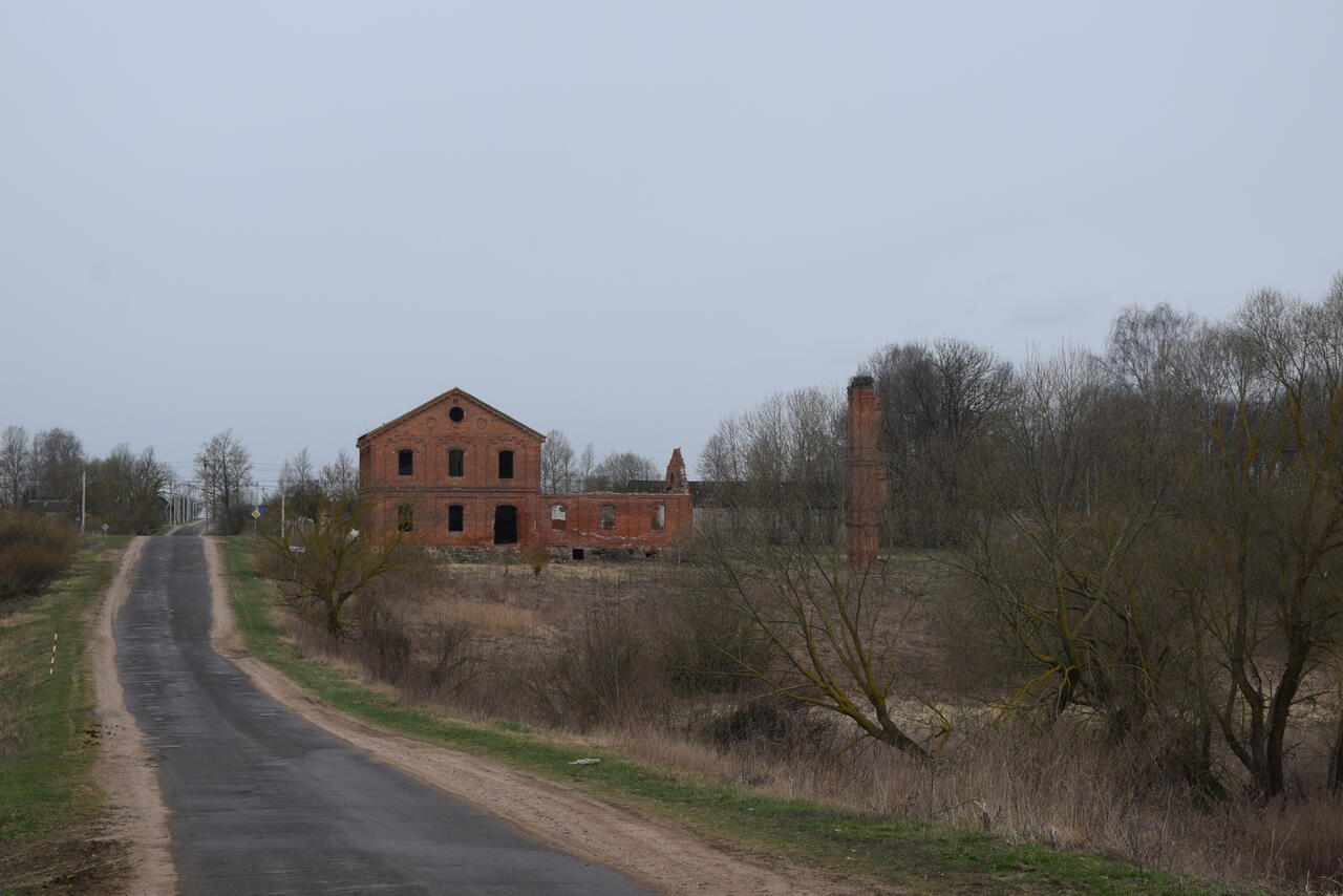 Общий вид усадьбы с дороги