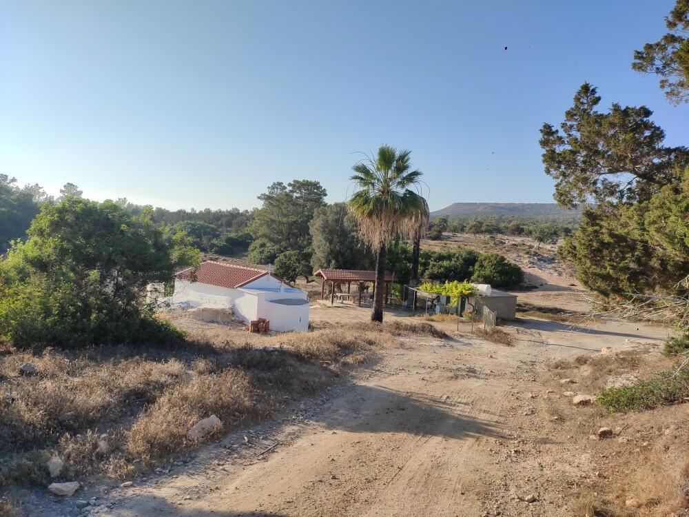 Видно храм, Навес и жилое помещение