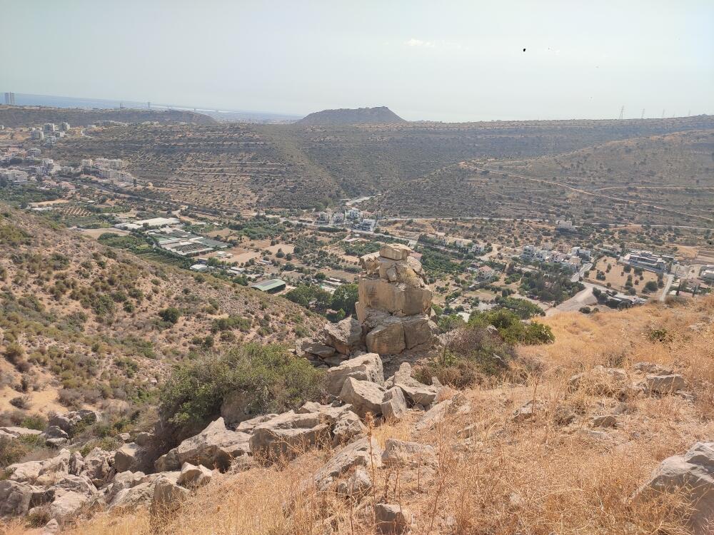 Интересный останец, можно пройти по центру "бочком"