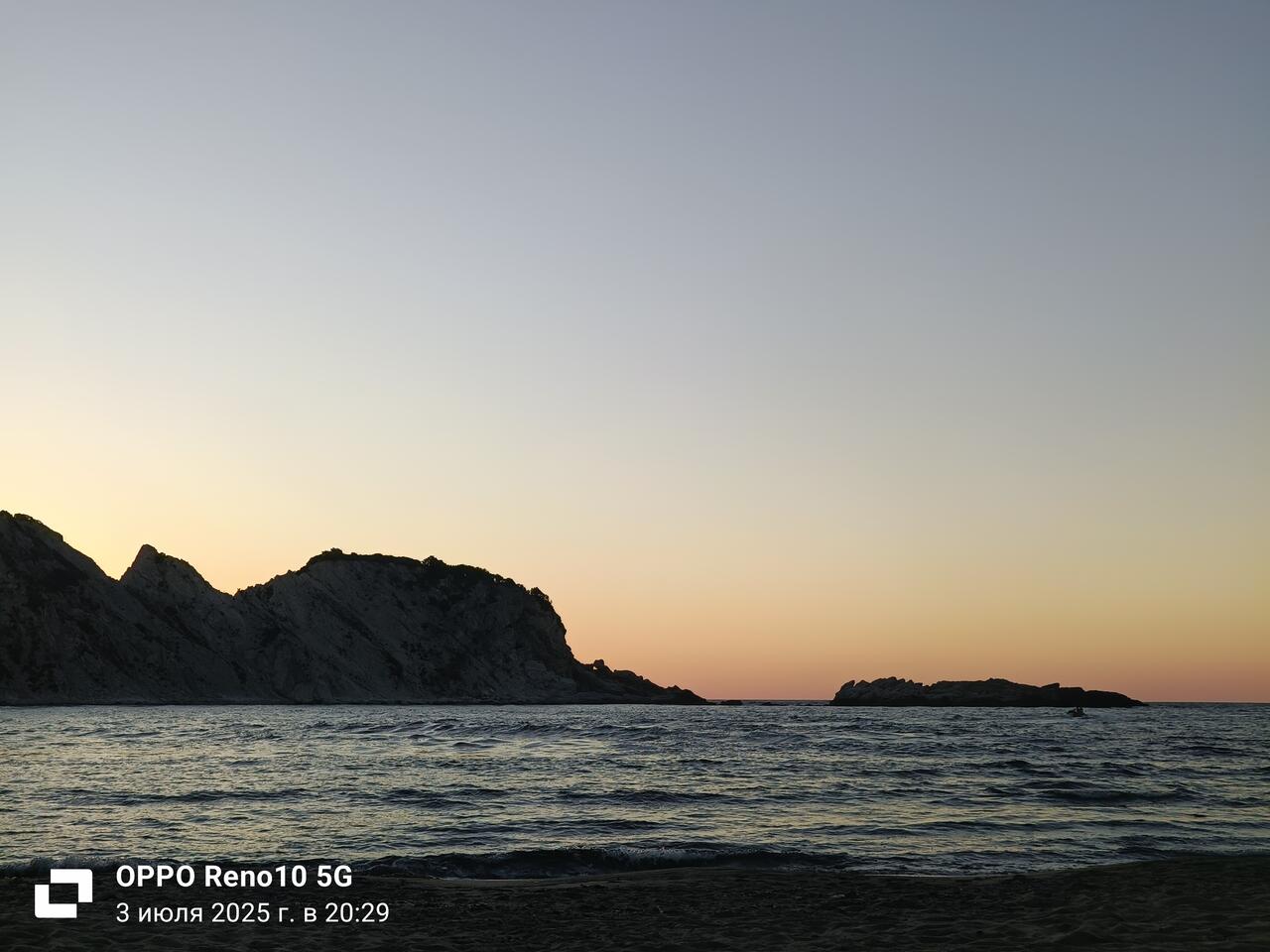 На век застывшие в поцелуе каменный аллигатор и драконша.