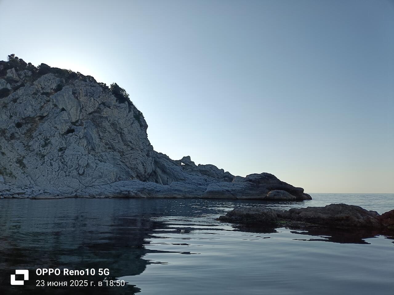 Глаза аллигатора со временем превратились в сквозные арки.