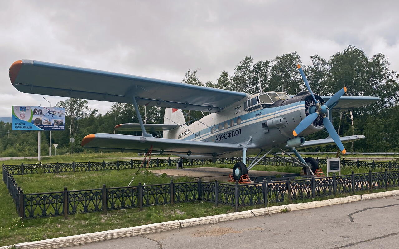 Памятник самолёту Ан-2 привокзальной площади аэропорта, фото 2025 года