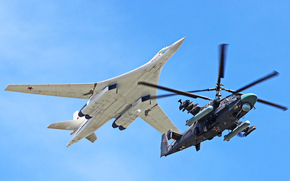 Ту-160М «Белый лебедь» - самый крупный и тяжелый сверхзвуковой боевой самолёт в мире и разведывательно-ударный вертолёт Ка-52 «Аллигатор»