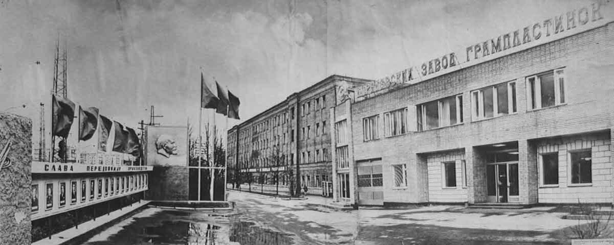 Барельеф на старом месте в начале 80-х