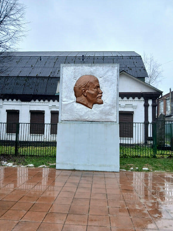 А сейчас барельеф стоит тут