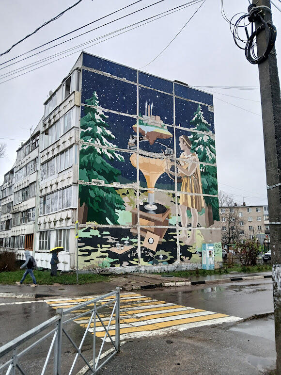 Роспись на доме неподалёку (пока не отайничена, спешите).