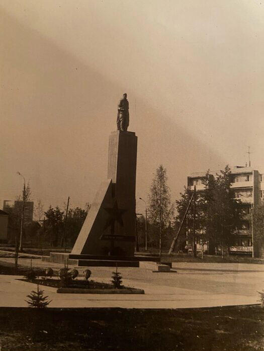 Памятник в 1988 году