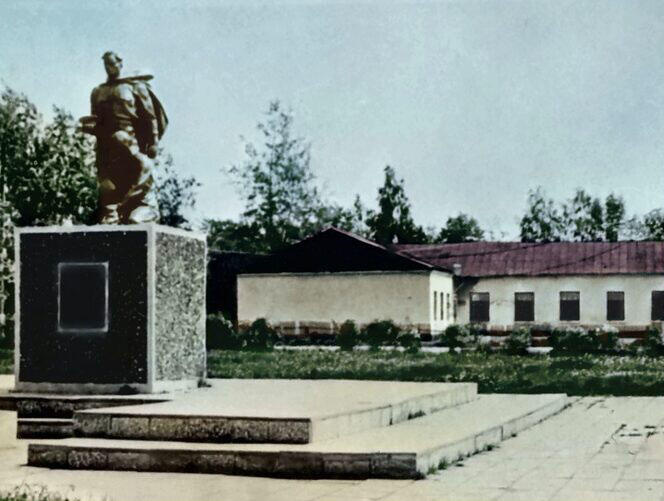 Памятник в 1983 году