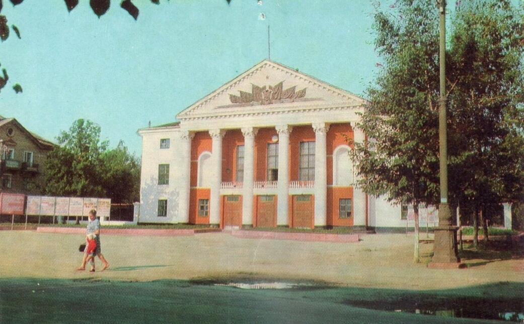 ДК "Строитель", который стоял на месте храма и сгорел в 1989 году. Фото 1972 г.