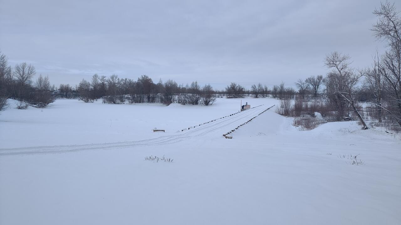 Дамба зимой