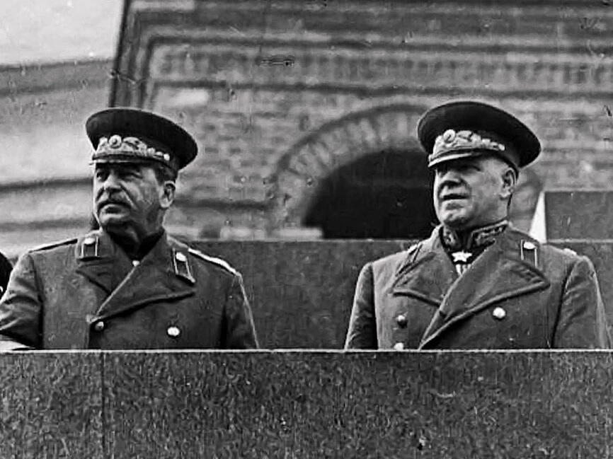 И. В. Сталин и Г. К. Жуков на параде Победы, июнь 1945