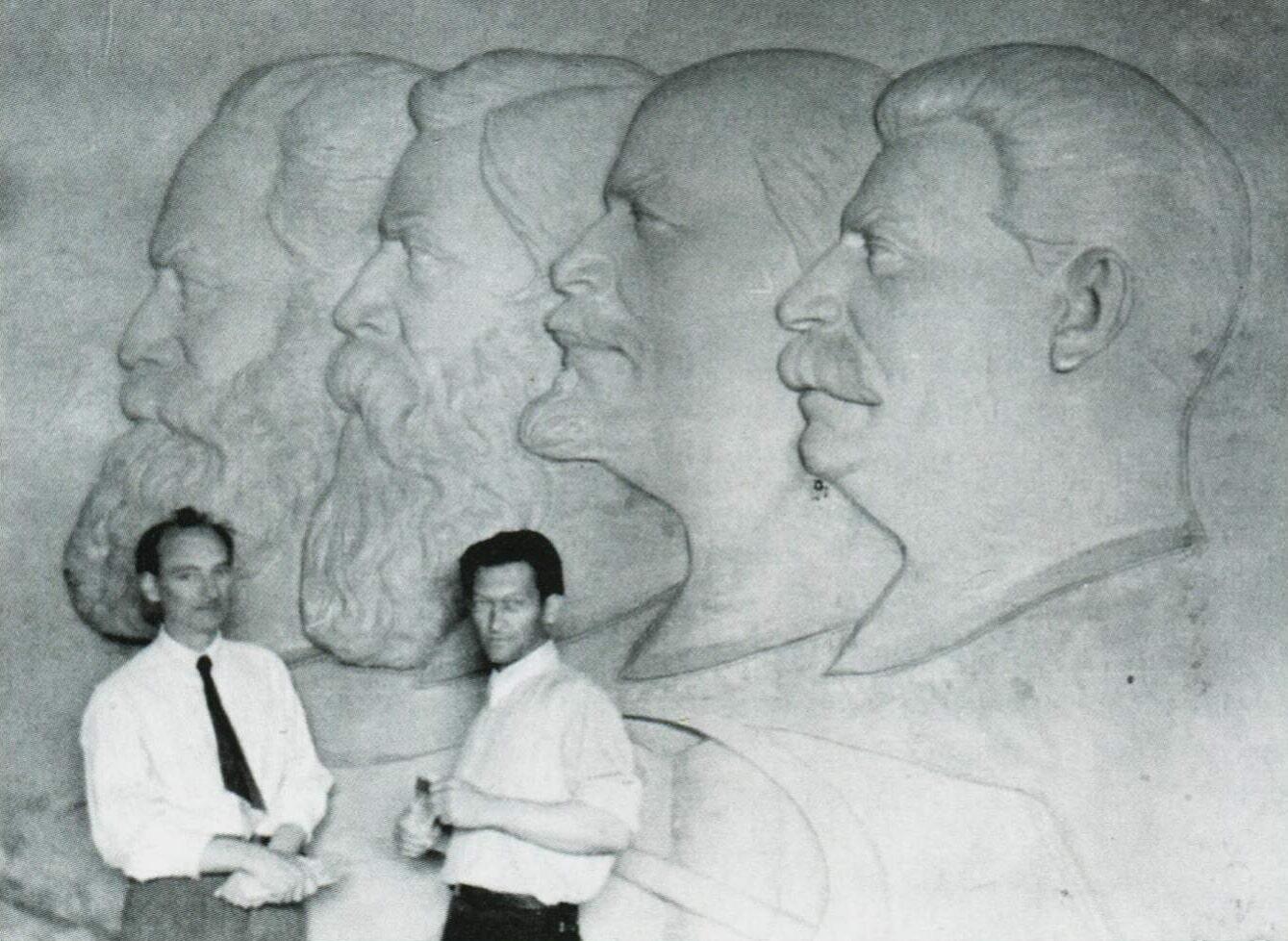 Первоначальный вариант барельефа - художник А.Васильев и скульптор В.Авдеев