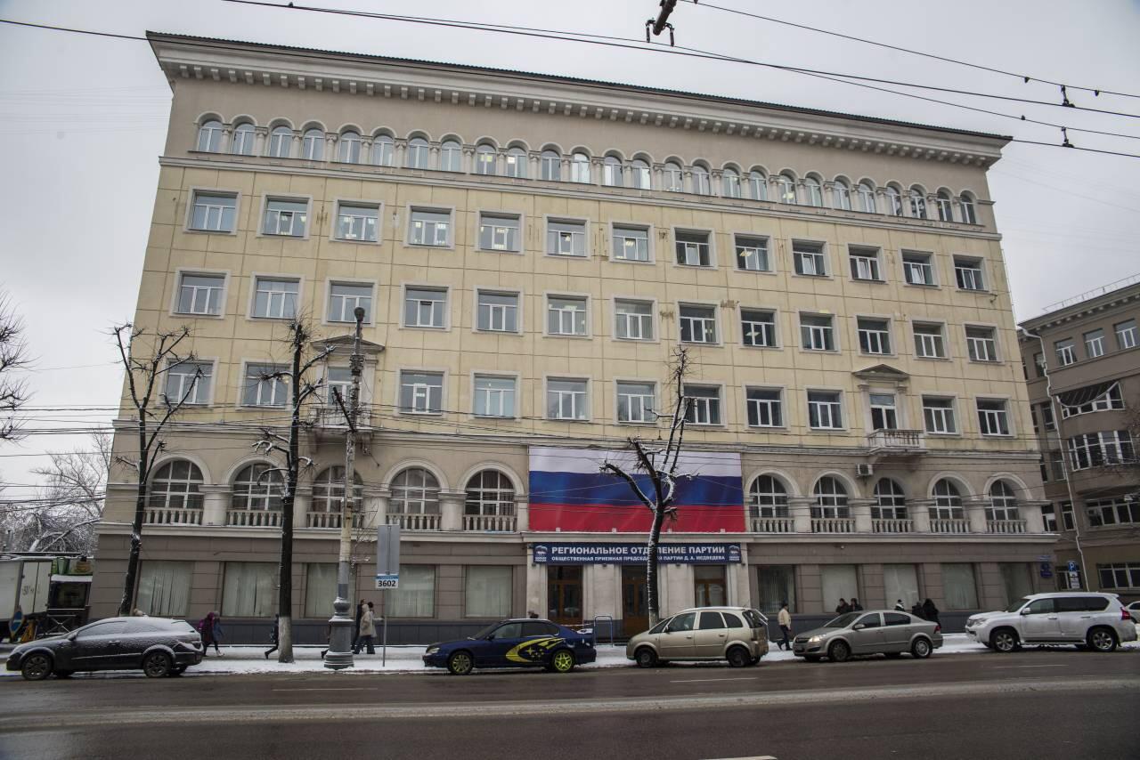 Барельеф закрыт триколором