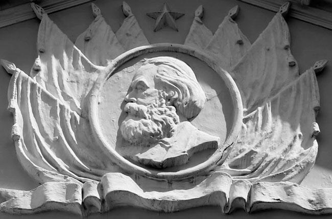 Барельеф с изображением Карла Маркса на здании ДК