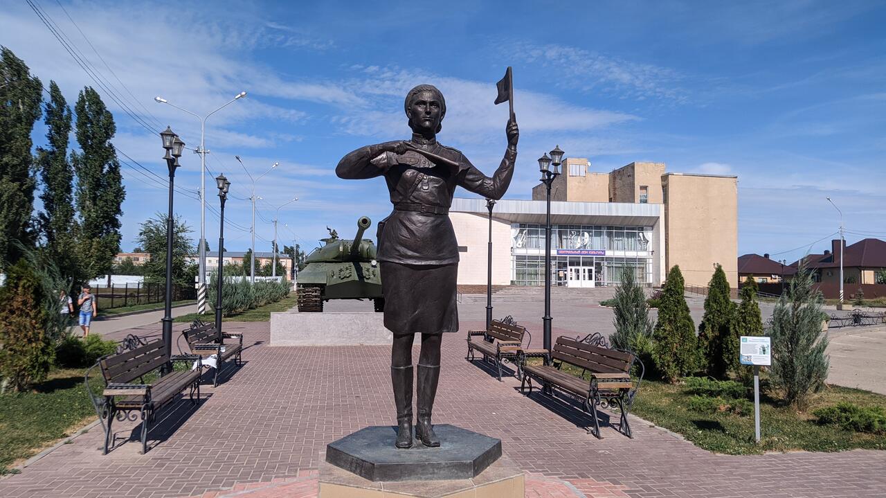 Памятник в Марксе