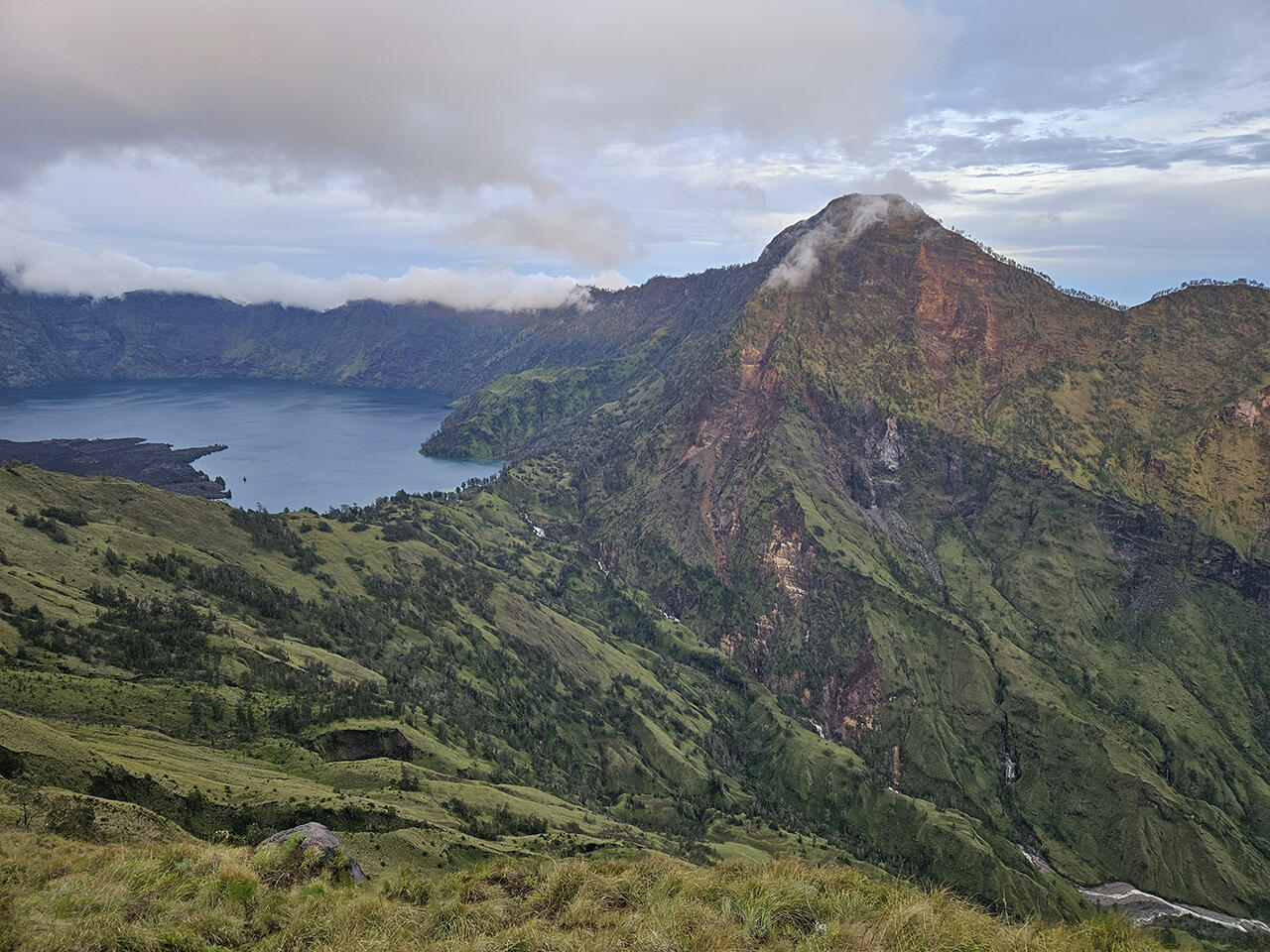 Кратерное озеро с вытекающей из него рекой