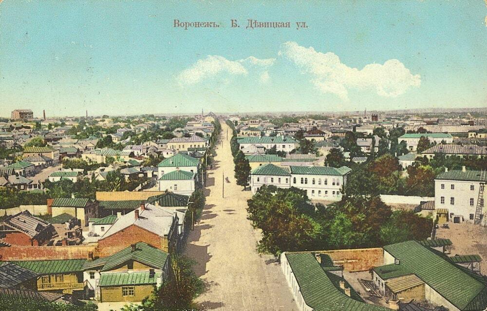 Дореволюционная открытка (двухэтажные дом и флигель ещё без углового дома - слева внизу)