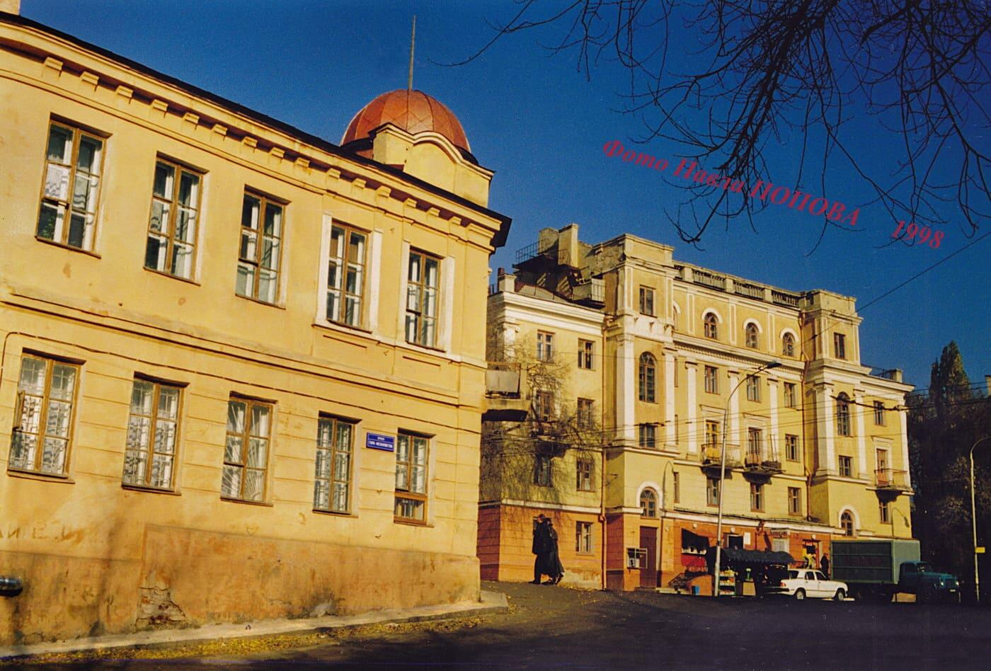Дом Г.А. Гулиенко (угловой)(в кадре слева) 1998 г.- фото П.Попова