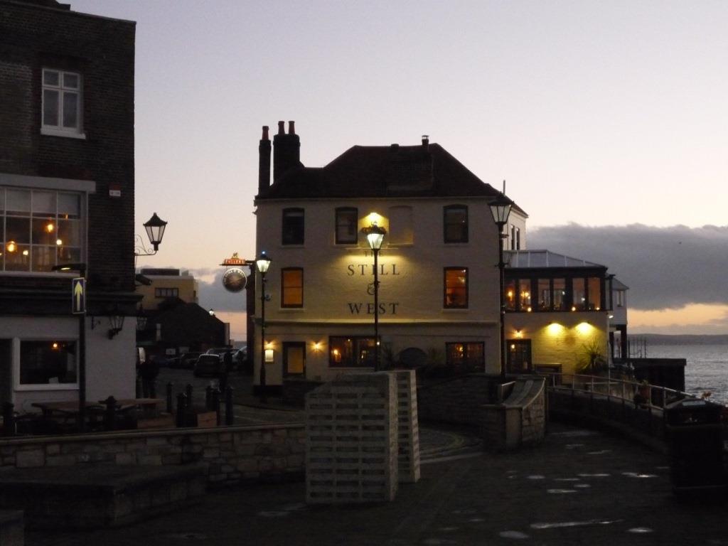 Фото №2. Теверна и обелиски