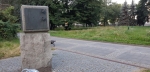 неподалеку в скверике есть интересные солнечные часы